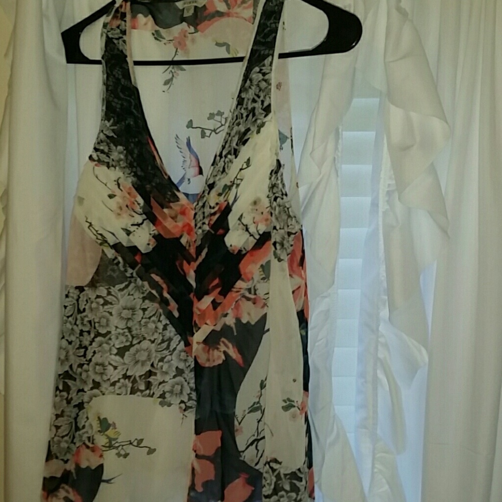 Guess medium top