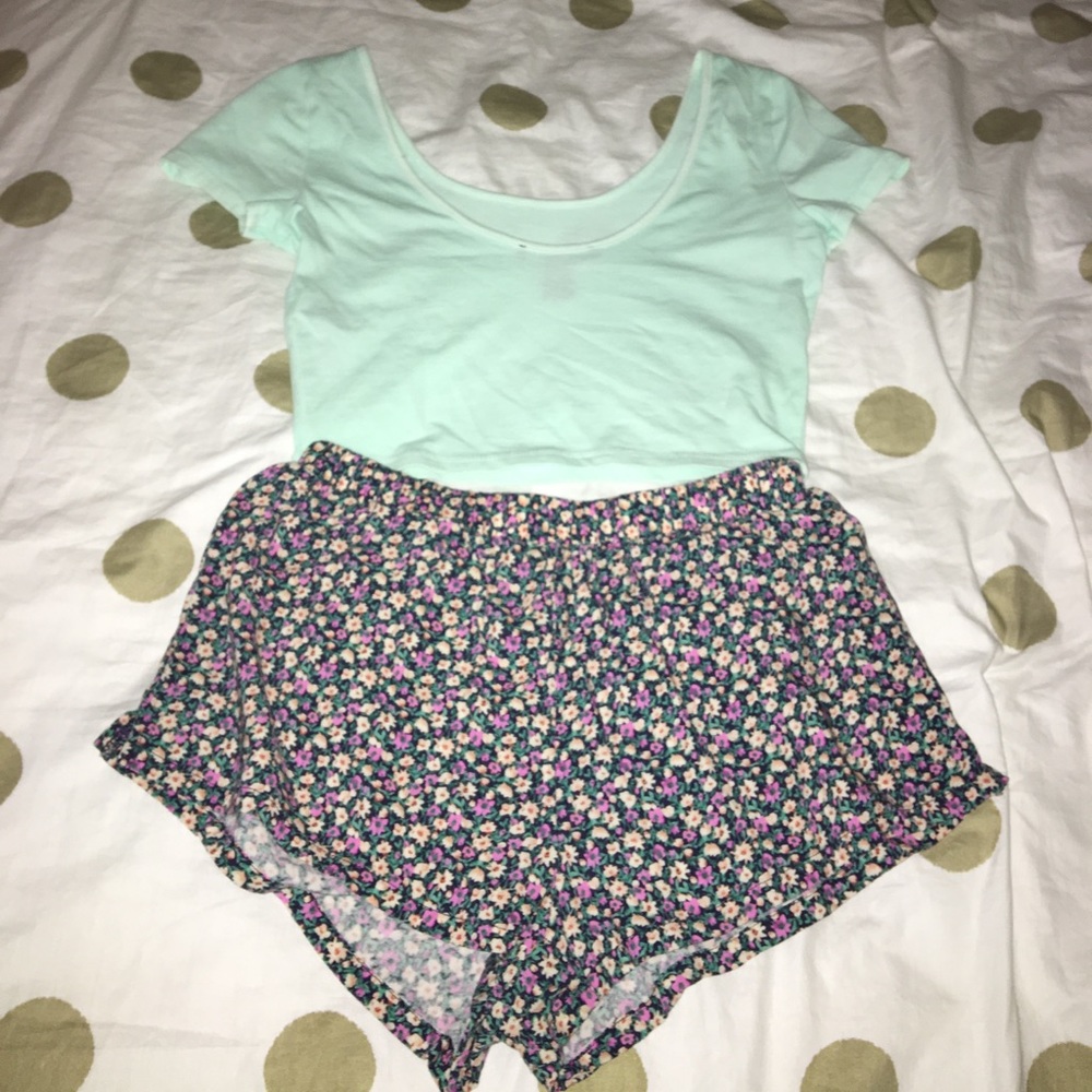 Complete summer outfit. Crop top and shorts