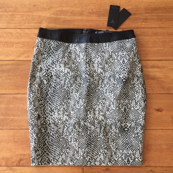 NWT GUESS Snakeskin Snake Pencil Bodycon Skirt - Picture 2 of 4