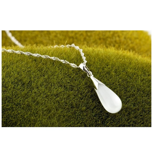 Women Necklace Teardrop Design Pendant Necklace - Picture 2 of 3