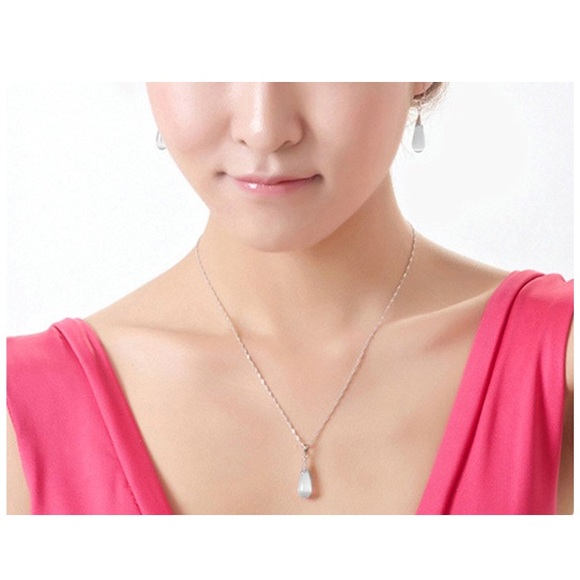 Women Necklace Teardrop Design Pendant Necklace - Picture 3 of 3