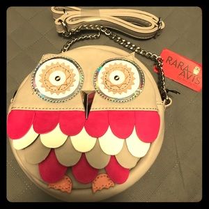 An owl cross body bag.
