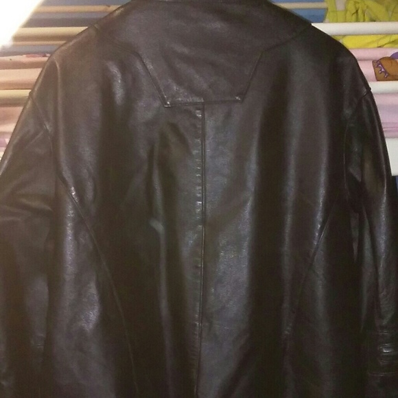 A lether jacket - Picture 2 of 2