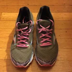 Minzuno running sneakers