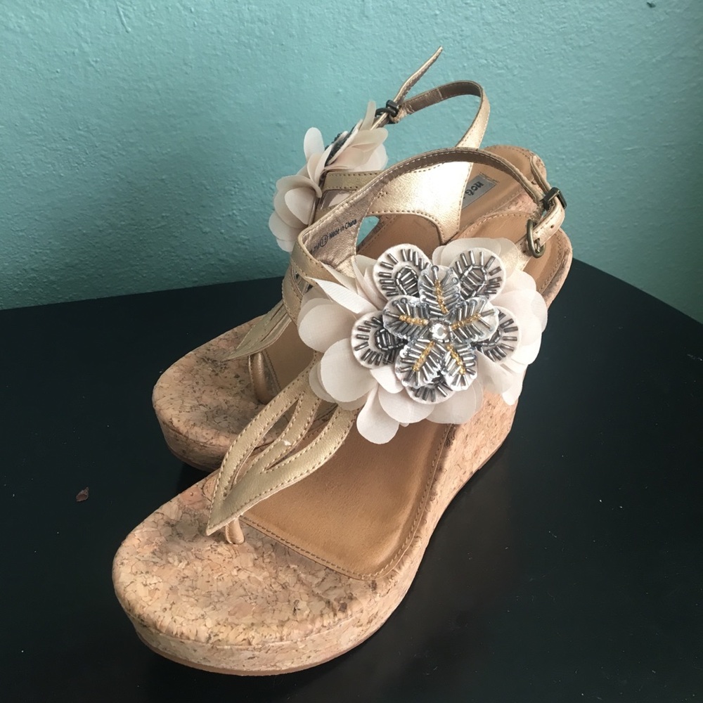 The Buckle wedges
