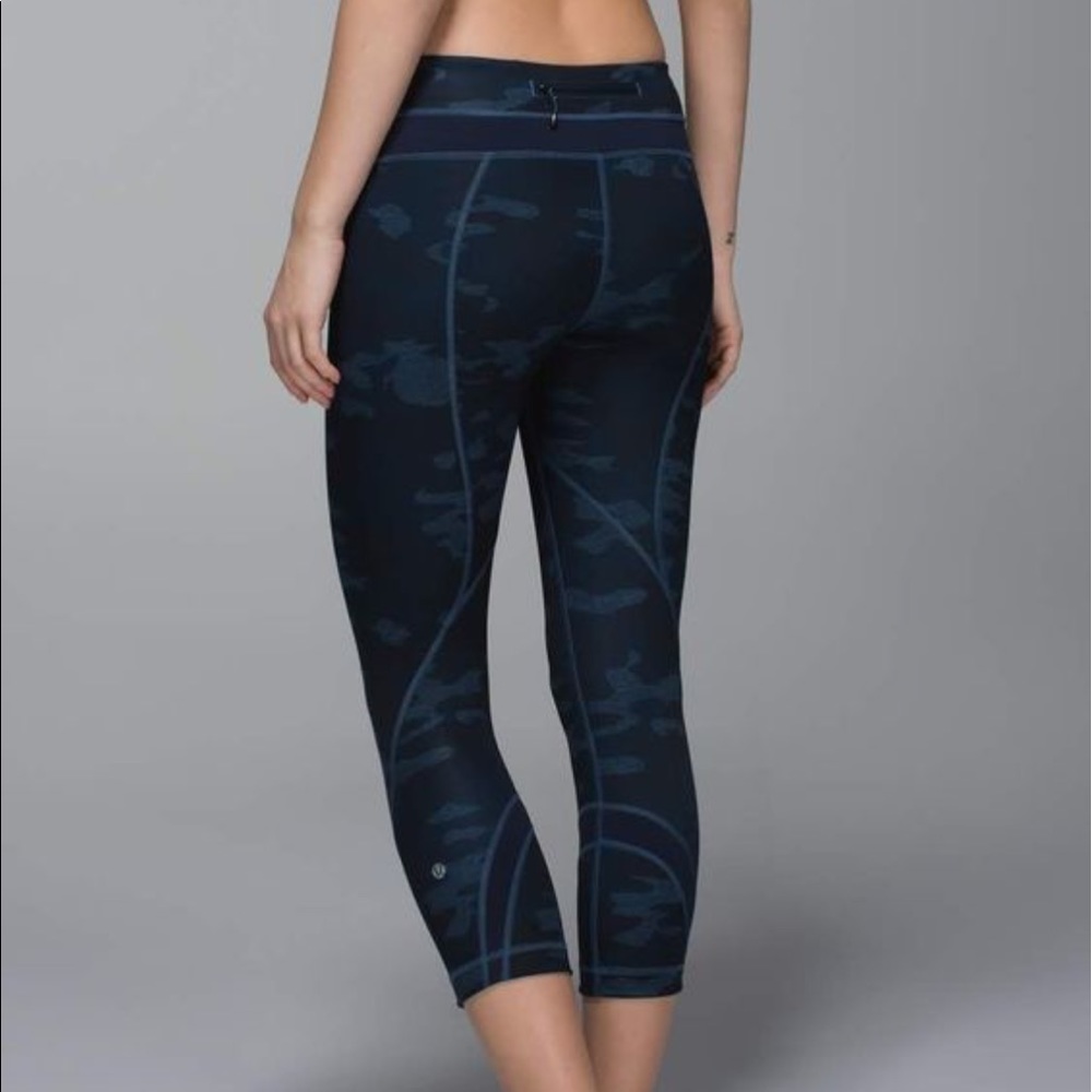 Lululemon run inspire crop 2 hlos/inkw 10