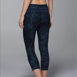 Lululemon run inspire crop 2 hlos/inkw 10