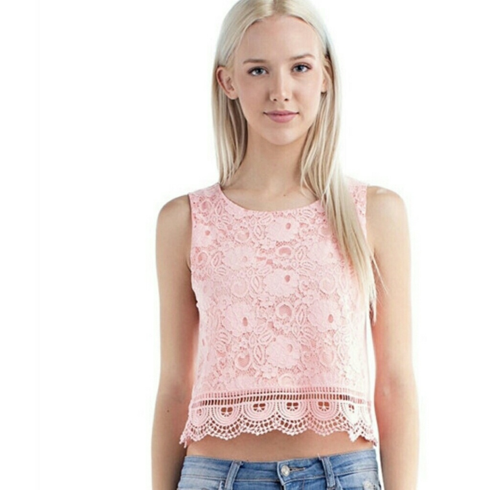 ❤️CLOSING SALE❤️ crochet scalloped hem crop top