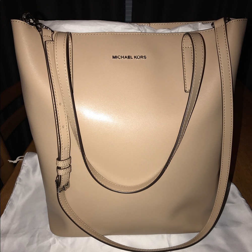 Emry tote in the color bisque