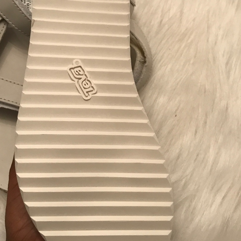 NWOB white universal crafted leather teva sandal - Picture 2 of 2