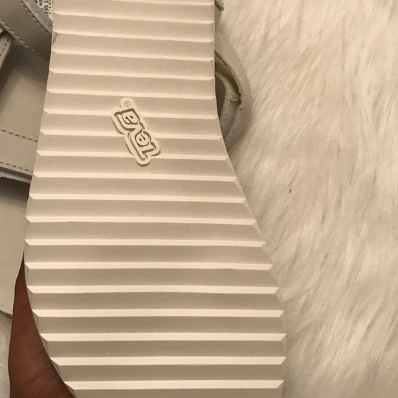NWOB white universal crafted leather teva sandal - Picture 2 of 2