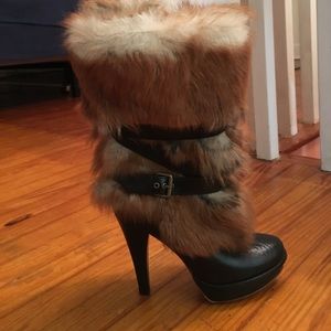 Ugg Foxley boot in black.