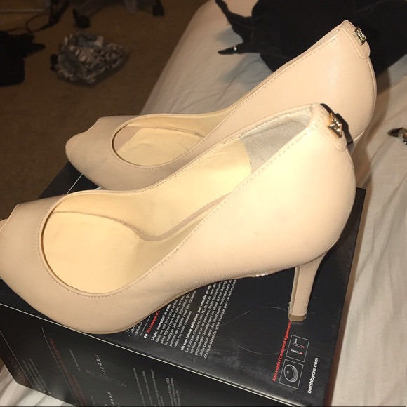 Ivanka Trumph Open Toe Nude Pumps - Picture 4 of 4