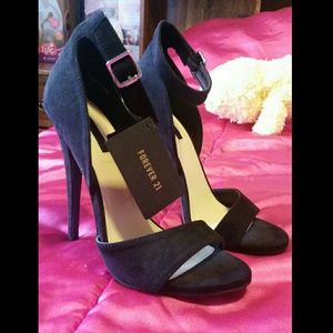 •SOLD• Forever 21 Faux Suede Black Heels!