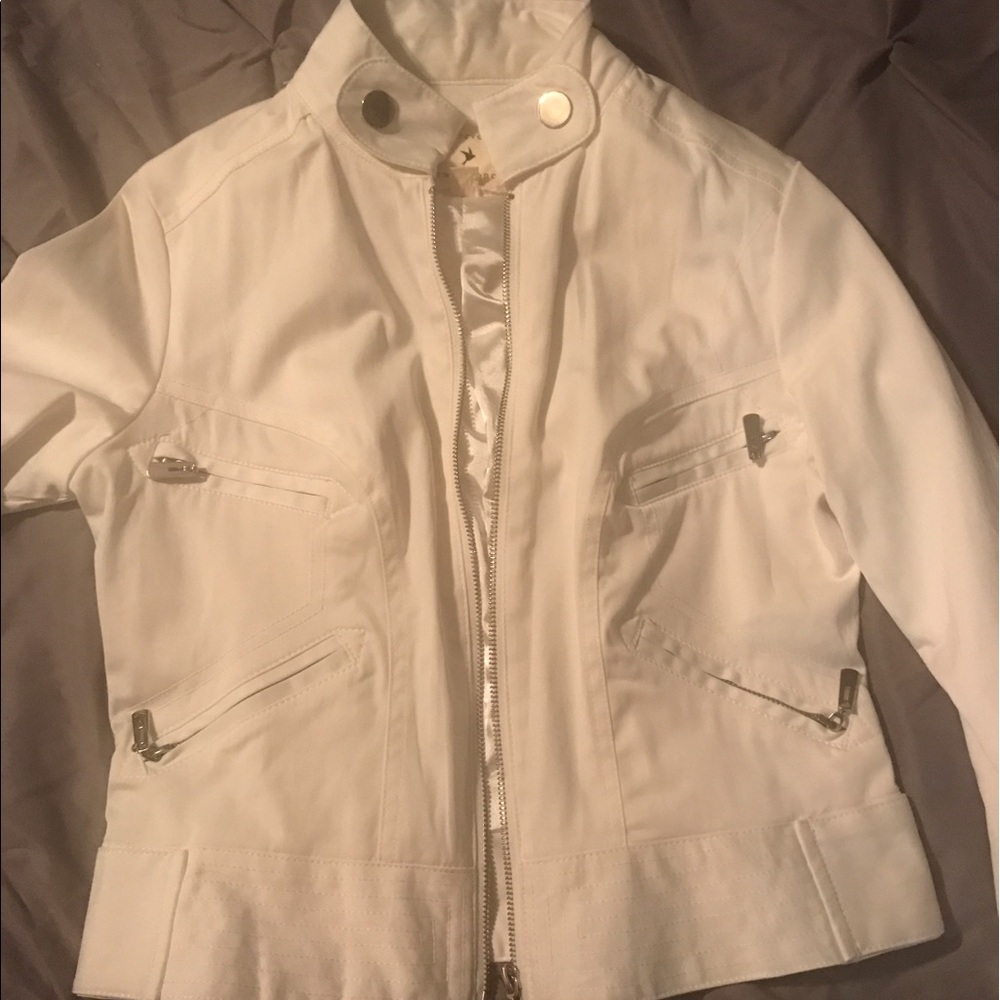 Medium white fitted short jacket