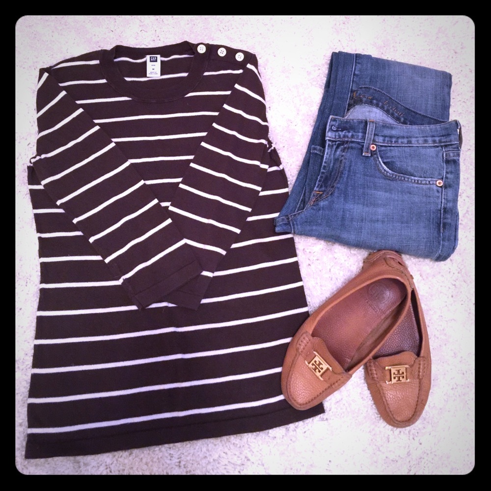GAP Casual Classic Top ✅ Trades!