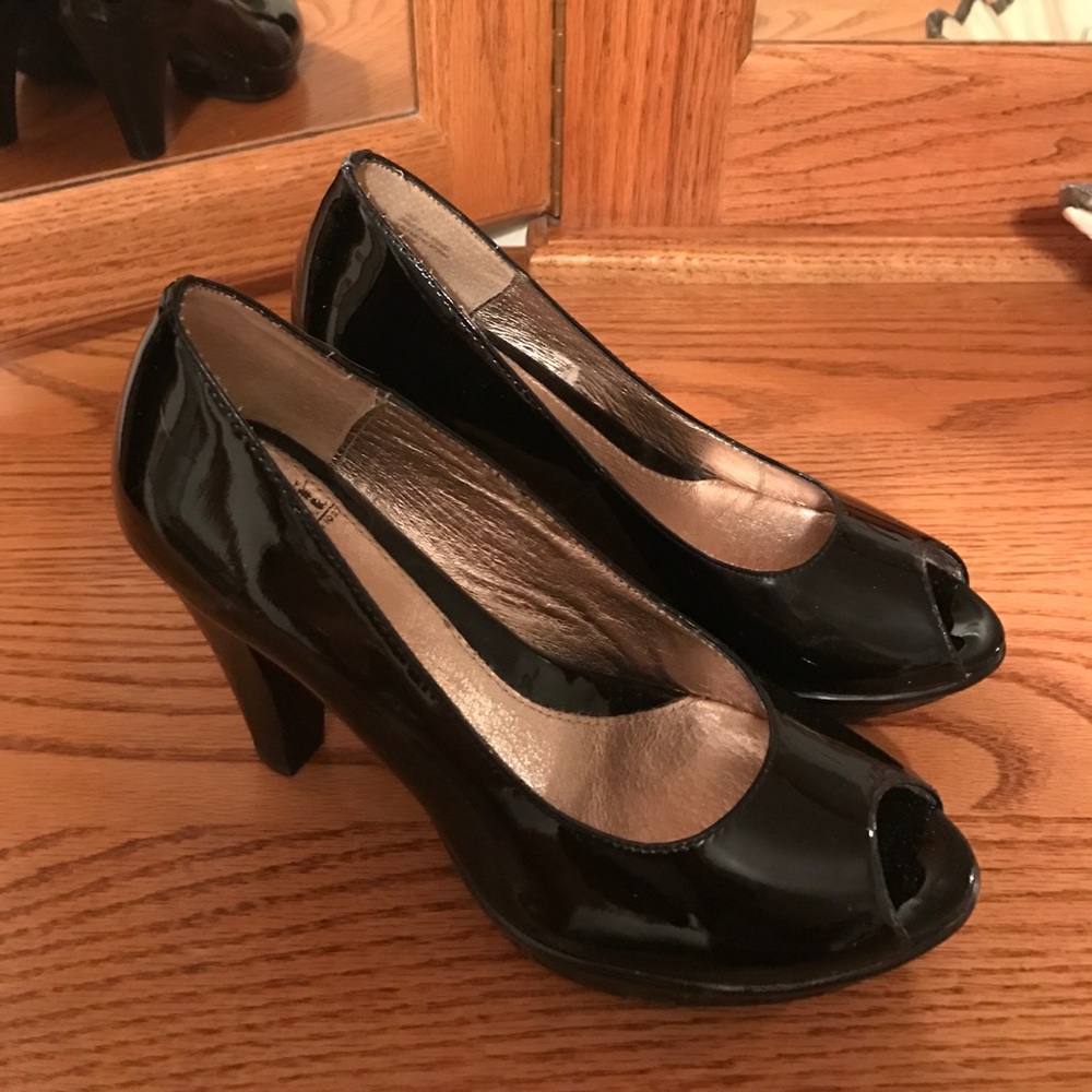 Sofft peep toes black patent leather