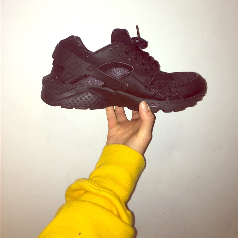 Black Nike Huaraches