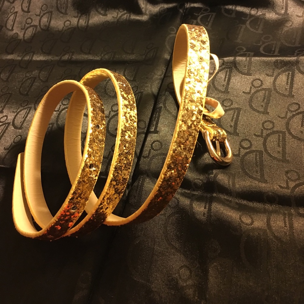Gold belt featuring a glitter design😍