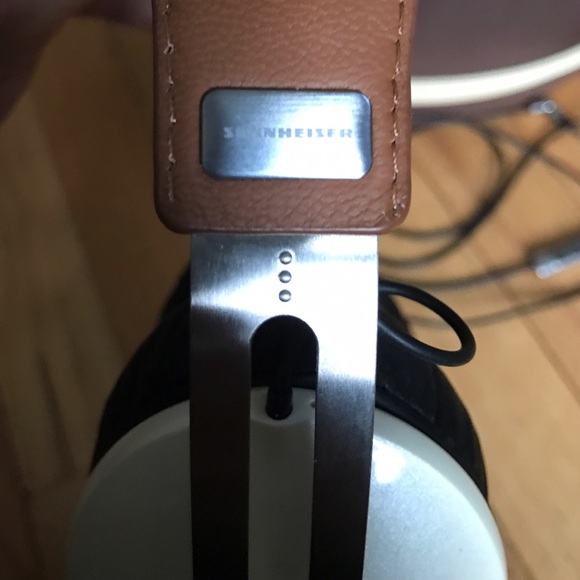 Sennheiser Momentum 2.0 Ivory Headphones - Picture 2 of 3