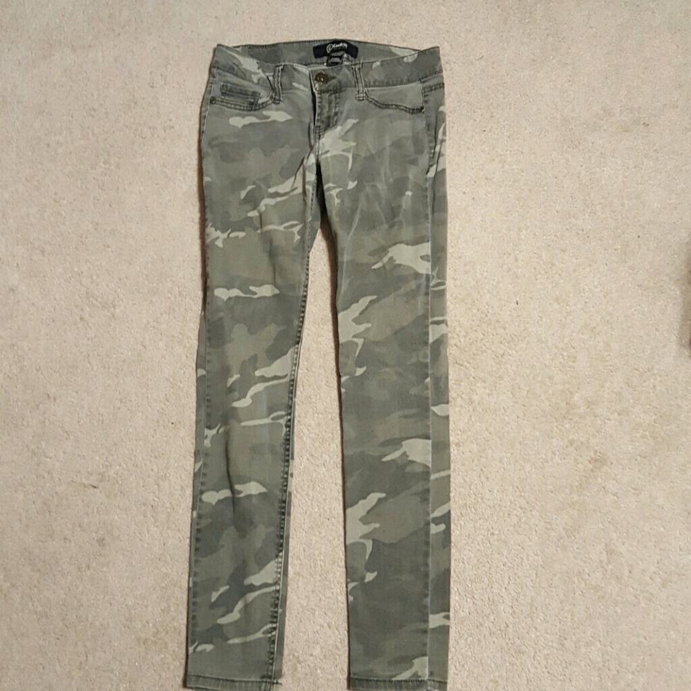 Juniors - camo skinny jeans