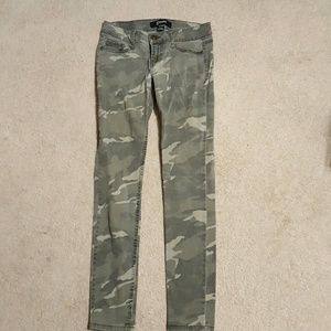 Juniors - camo skinny jeans