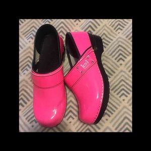 😄😄.              Koi nursing clogs size 39