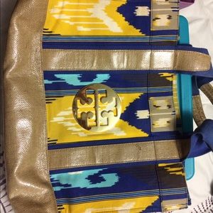 Tory burch tote...great for traveling /beach bag