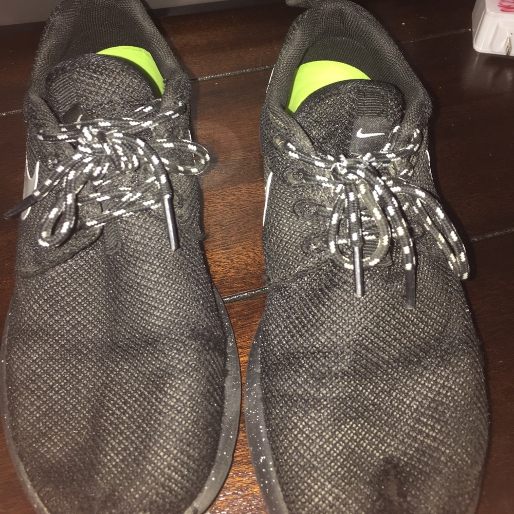 Nike roshes 🖤
