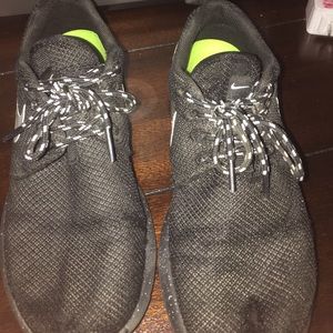 Nike roshes 🖤