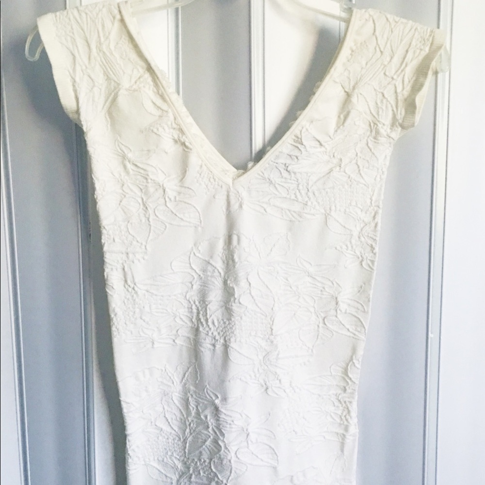 White patterned fitted top