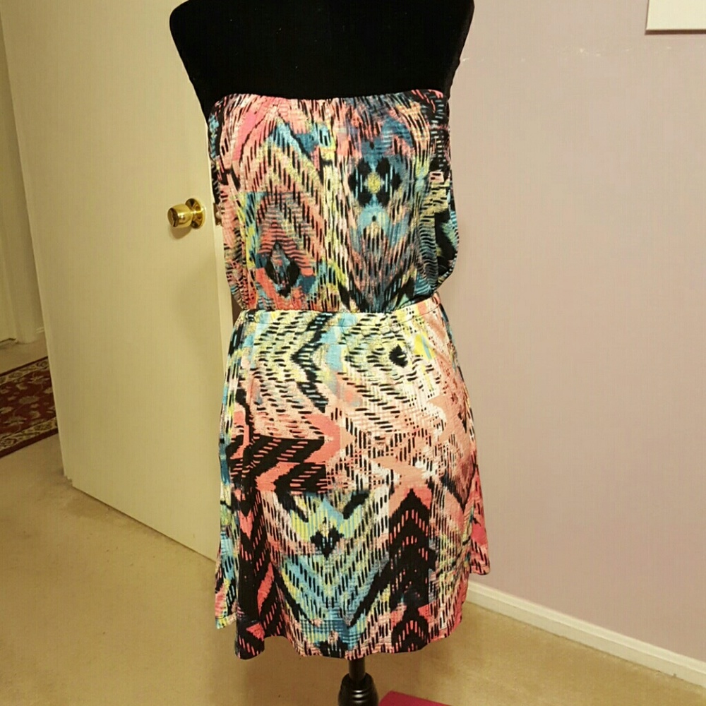 Mini strapless patterned dress