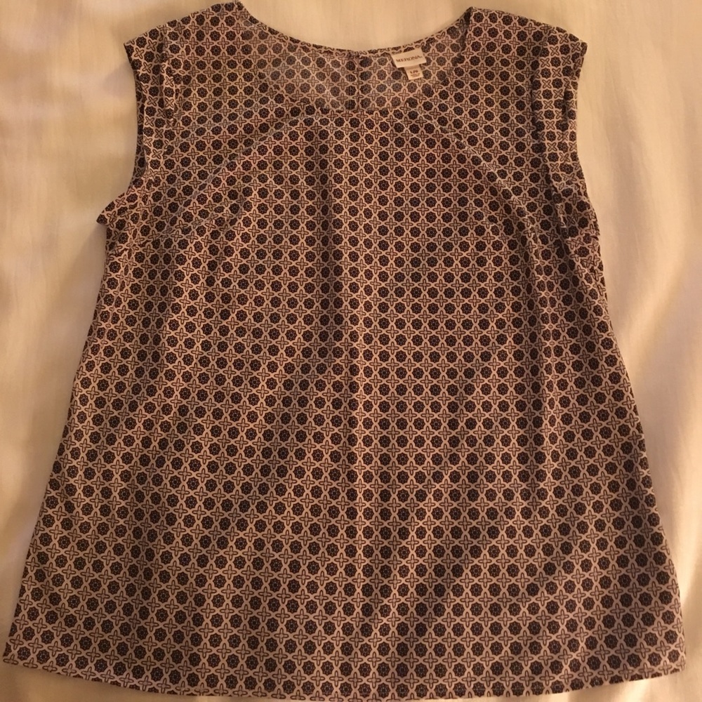 Cute Sleeveless patterned top.
