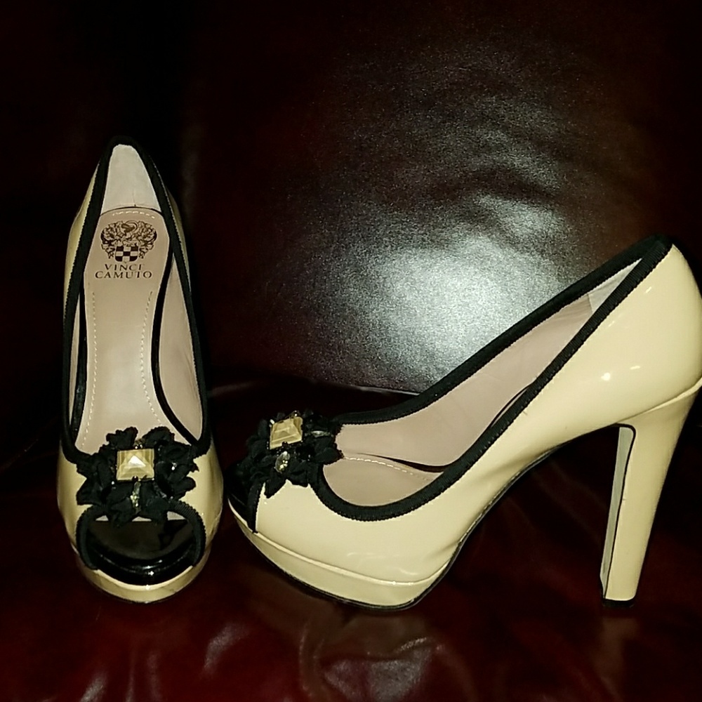 Vince camuto nude and black heels