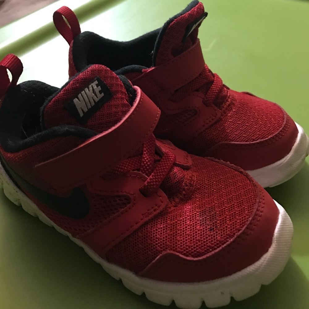 Nike boys 9C toddler shoe