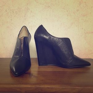 Donald J. Pliner Sheana leather wedge