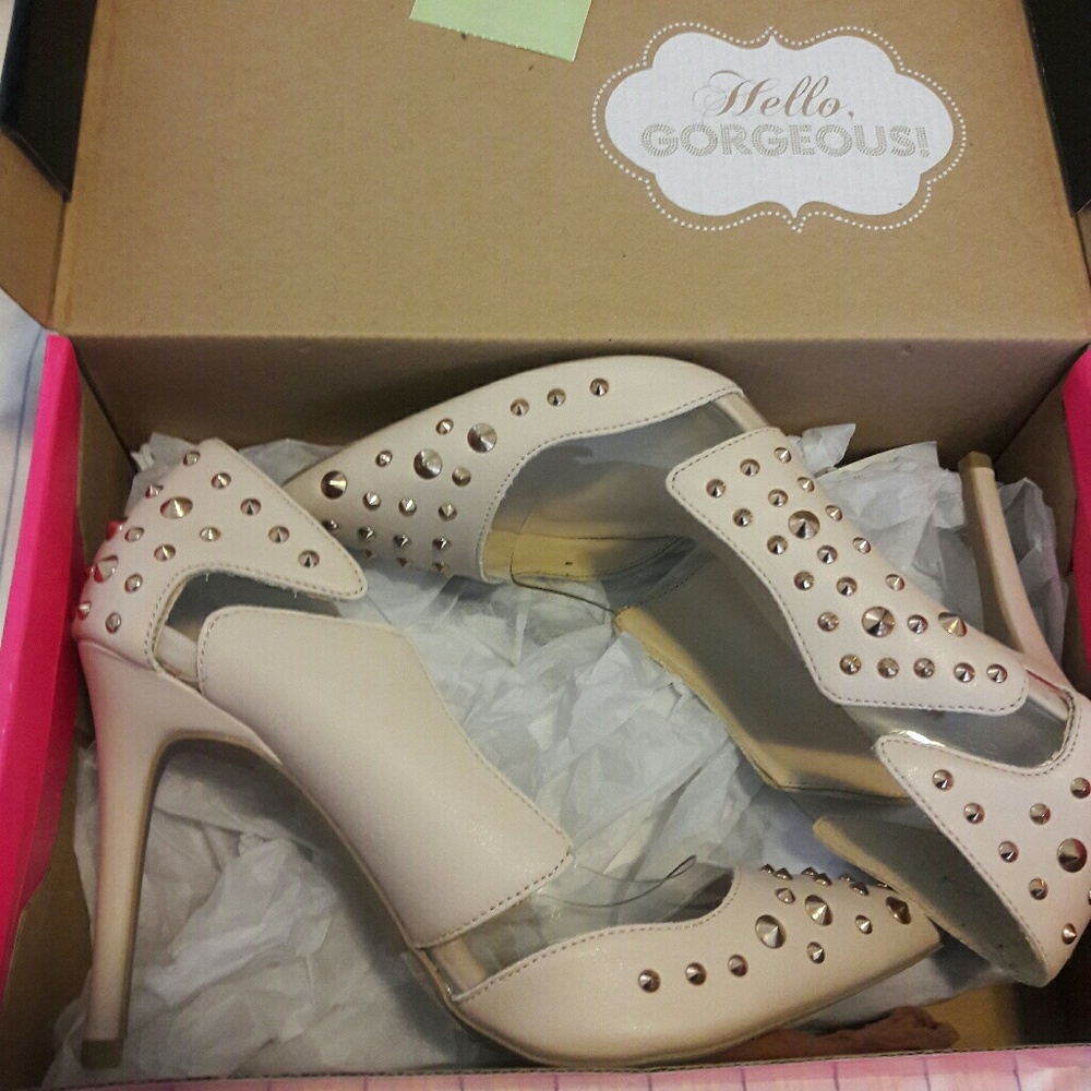 Final $ drop. NICE Nude Studded Heel, 8