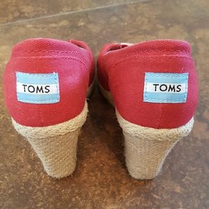 Toms Red Wedge