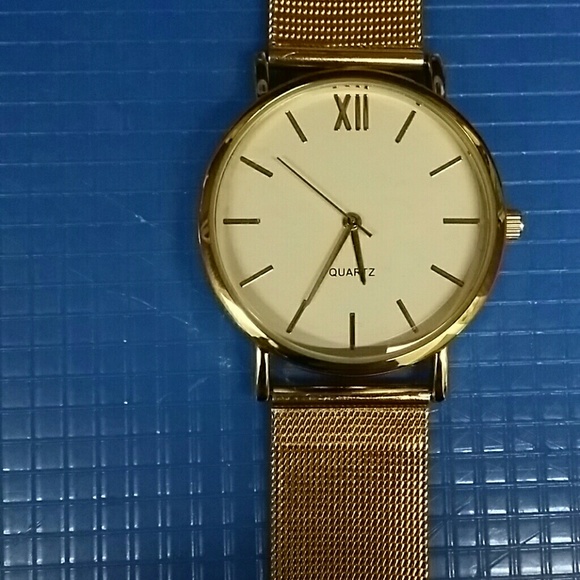 Gold Mesh Watch - Picture 3 of 4