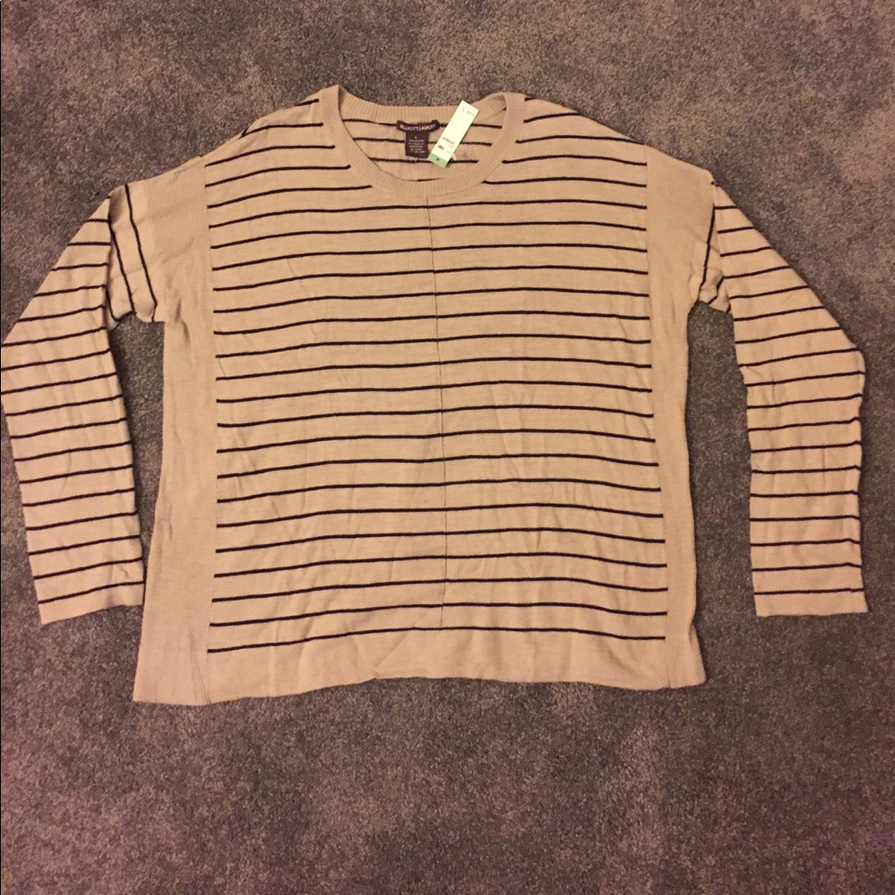 Lightweight cotton striped sweater.