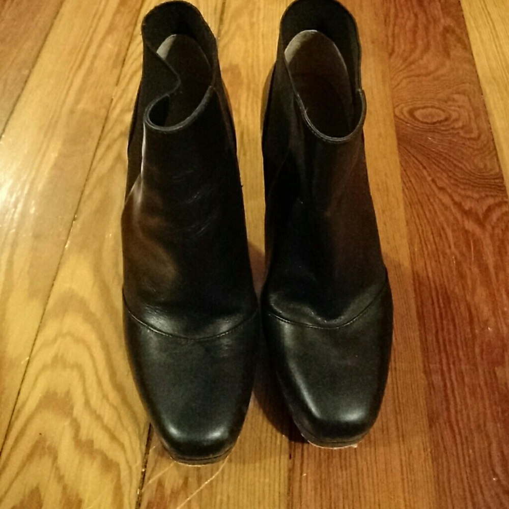 Via Spiga ankle booties