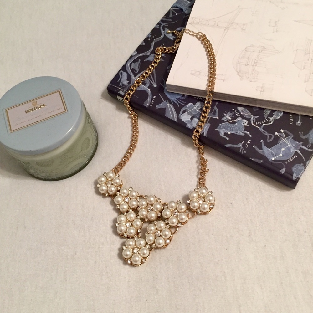 💛ONE LEFT💛Pearl Flower Statement Necklace