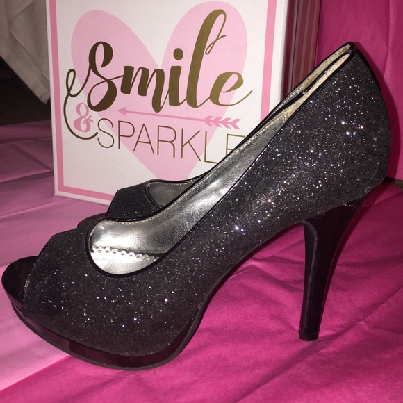 Rampage Heels, Size 7M - Picture 4 of 8