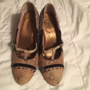 Adorable pair of kenzie wedge heels.