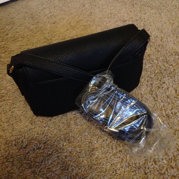 Brand new Tommy Hilfiger small crossbody bag! - Picture 2 of 7