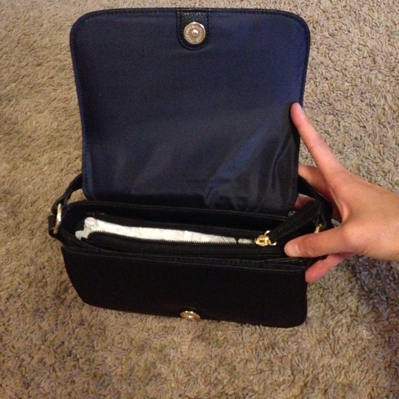 Brand new Tommy Hilfiger small crossbody bag! - Picture 3 of 7