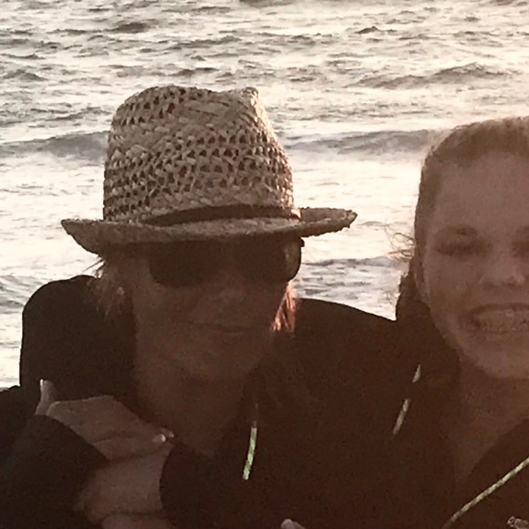 Meet your Posher, Beth - Picture 2 of 4