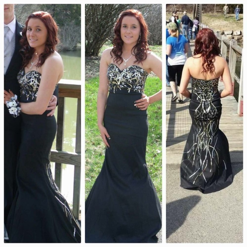 Beautiful Dress only worn once for prom. Size 5/6