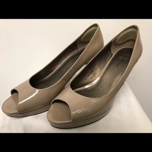 Bandolino Classic Peeptoe shoes