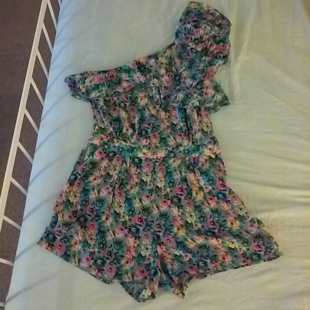 One shoulder floral shorts outfit w/pockets, zips